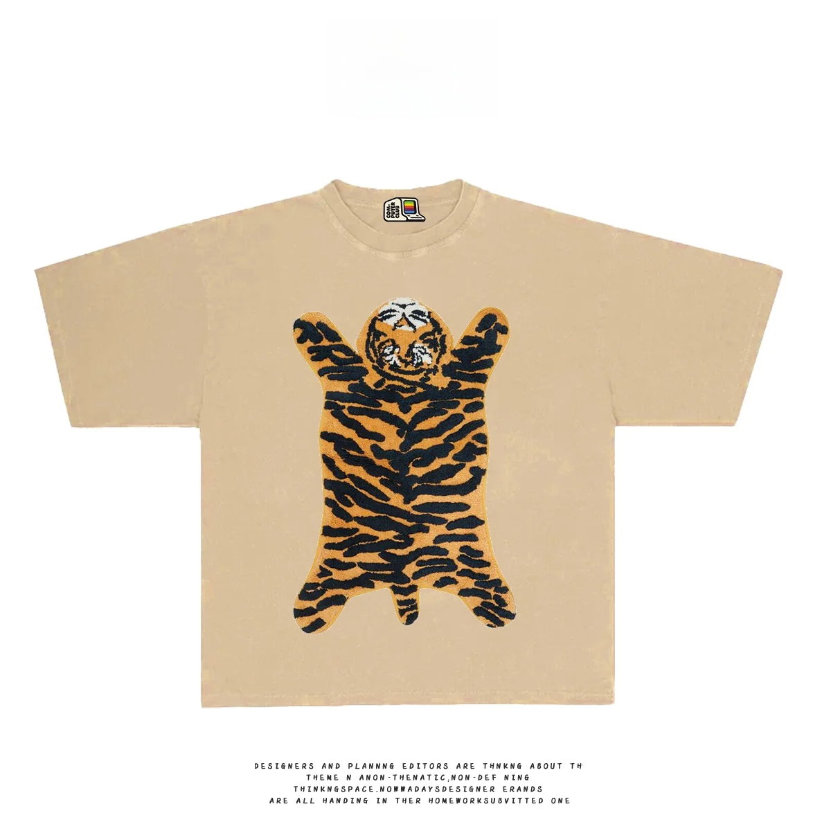 ストリート 男 が「街撮り」で自然に見えるTシャツは、これだ！