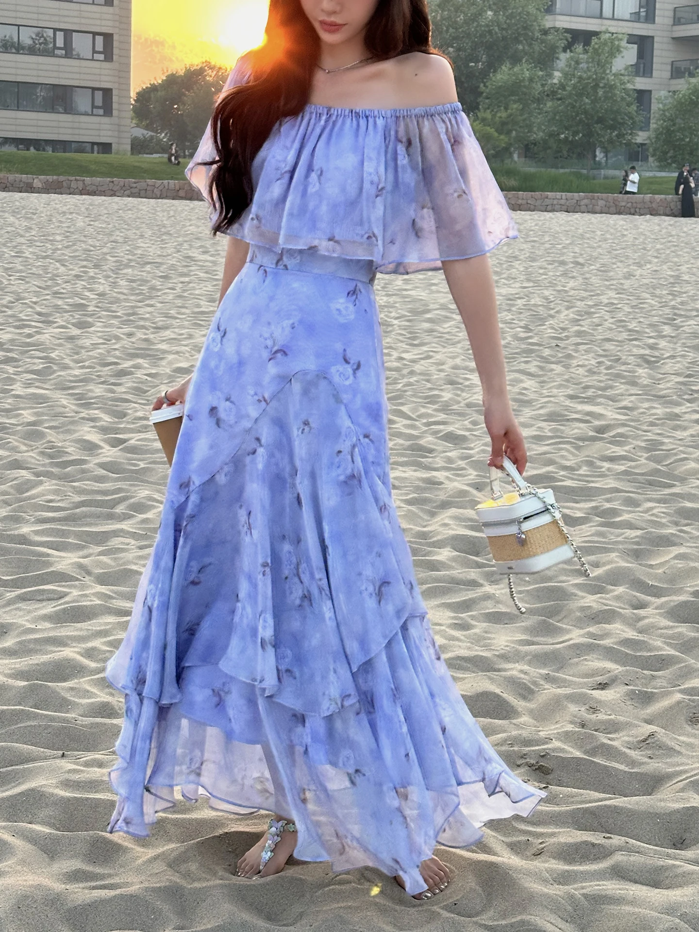 8月に着る服はどう選ぶ？紫のフラワープリントが夏の気分を救う理由
