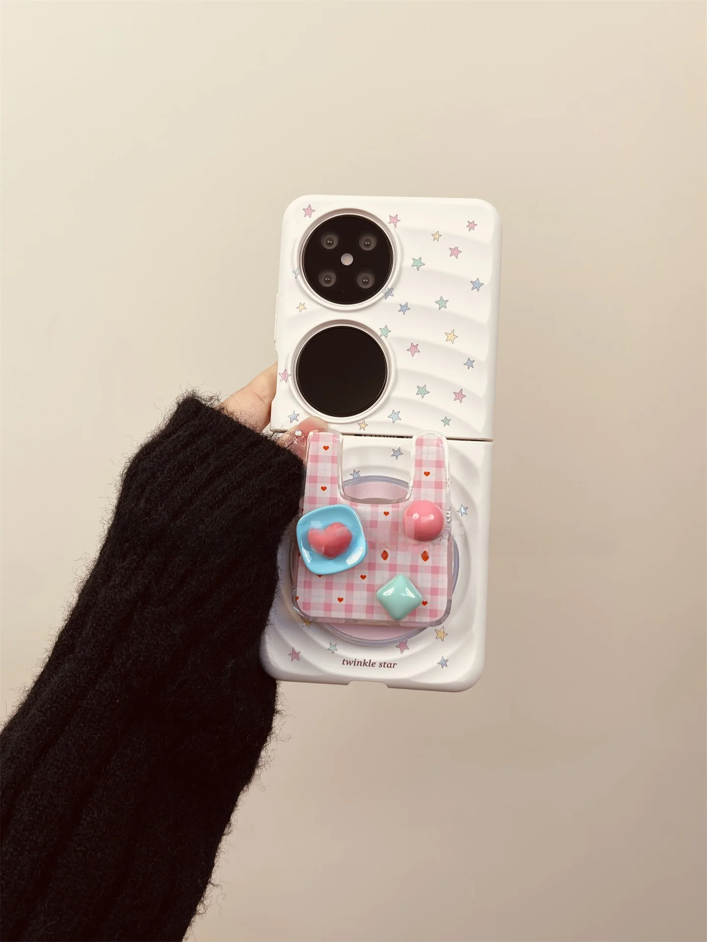 おしゃれ プチギフト 500円で叶える「白い星のスマートフォンケース」は、どう選ぶ？