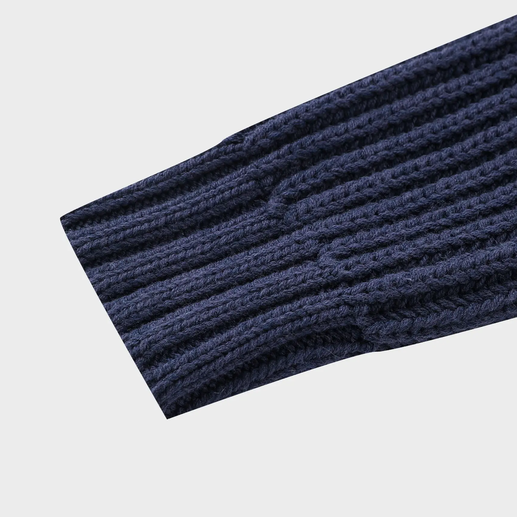ユニークな刺繍デザインのタートルネックウールニット：切替デザインと落肩袖の実用性を徹底解説