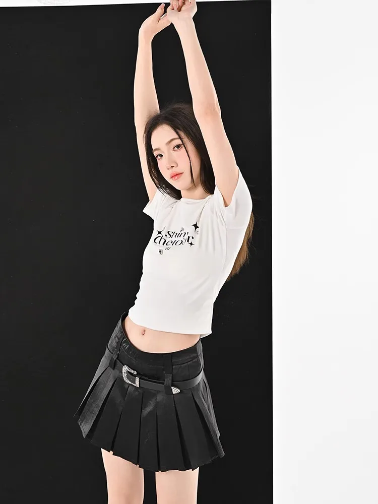 肌理サテンのブラックハイウエストスカート：夏用短裙の実用性とフィット感を解説