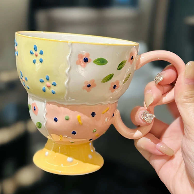 高脚タイプの可愛らしい陶器製マグカップ：幅広口で家庭用に最適なコーヒー対応デザイン