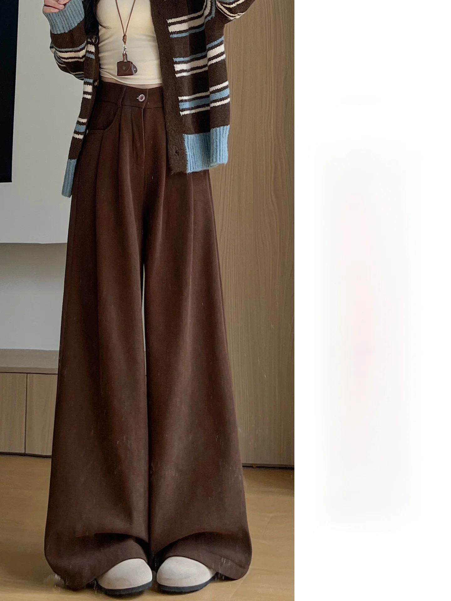 ブラウンのコーデュロイワイドレッグパンツ：高ウエスト・起毛・秋冬用のカジュアルスタイル
