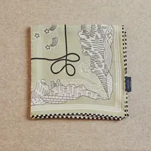 高級感ある純絹ストライプスカーフ【女性用・首巻き対応・洗練されたデザイン】