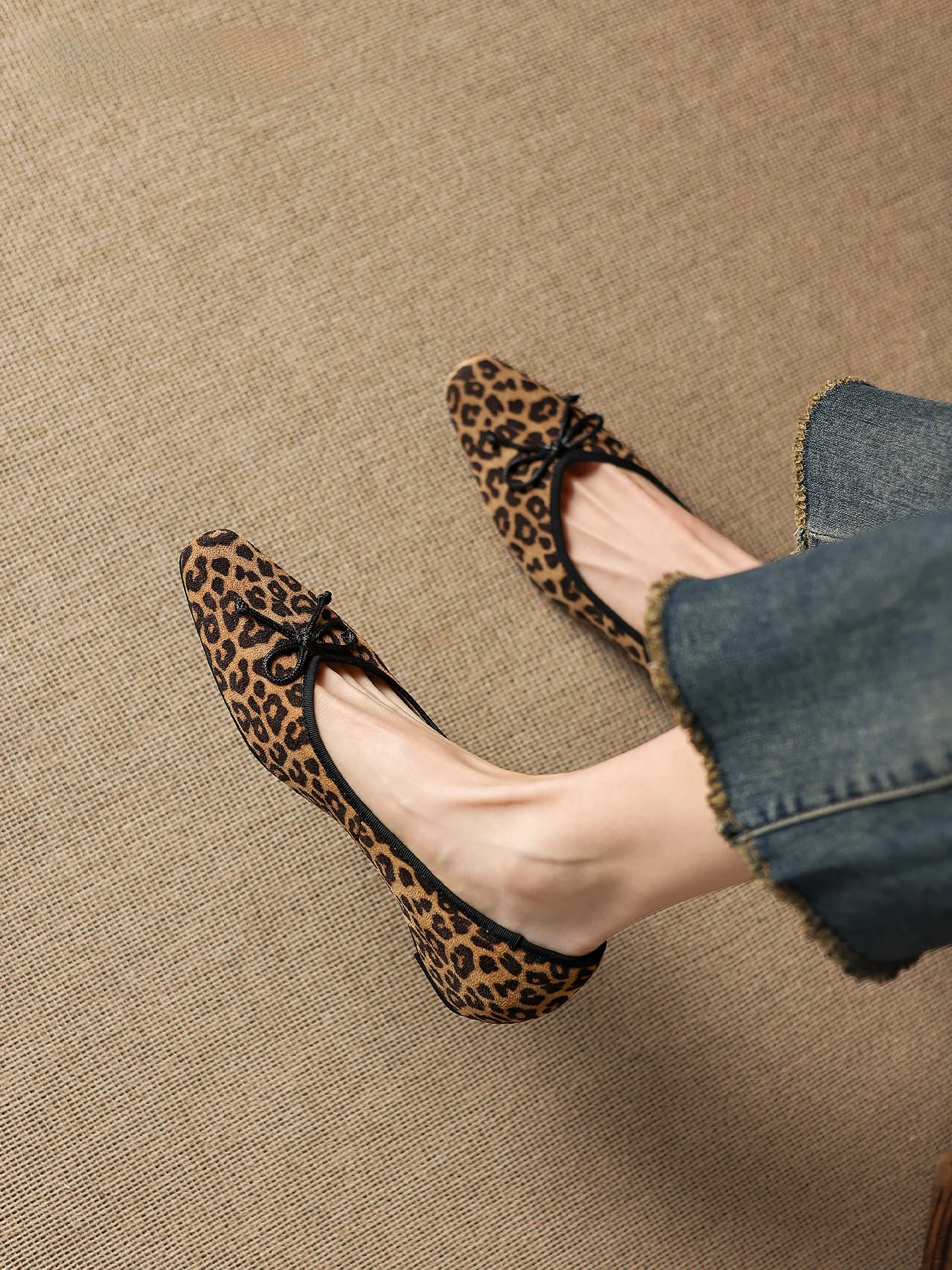 21センチパンプスと22センチパンプスの違い：デザイン性の高いフラットパンプス【レオパード柄・内蔵インヒール・女性用】の実際のサイズ対応と使い分け