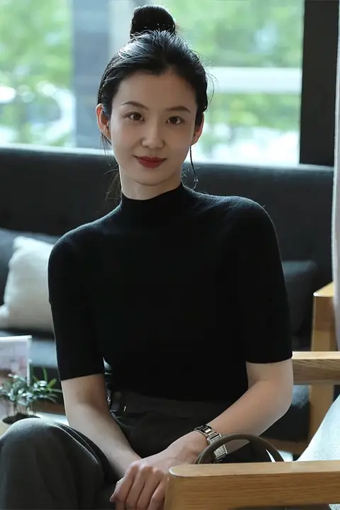 黒のハイネック半袖Tシャツ【フィット感あるデザイン・ニット素材・秋冬用】