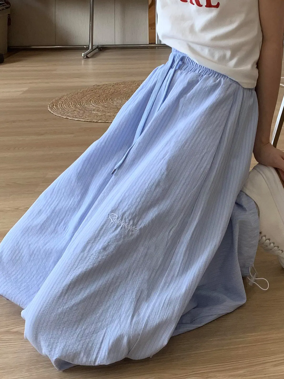 夏のカーゴパンツで失敗しないコーデは？浅い青のストライプ刺繍パンツが解決する理由