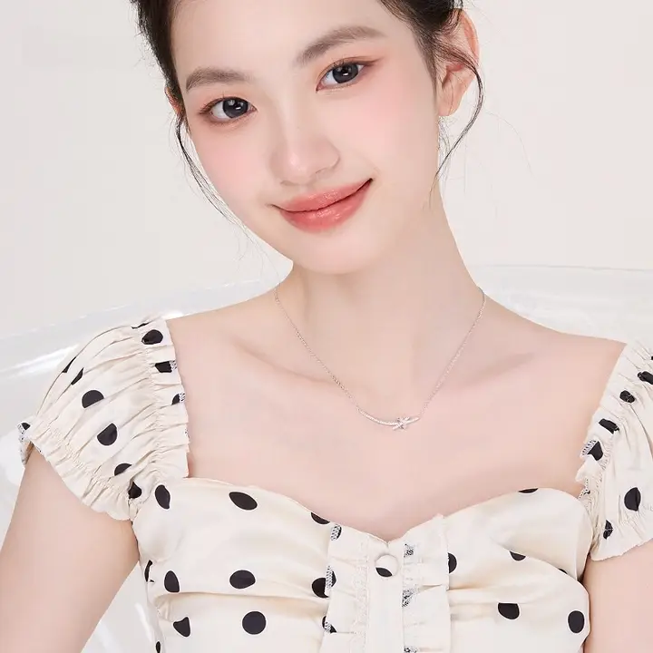 微笑みリボンデザインネックレス【女性用・ラグジュアリー感・バタフライ結び・おしゃれアクセサリー】