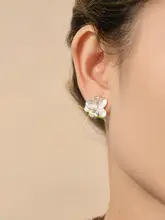 耳に穴をあけずに使用できる花モチーフのイヤリング【高級感・女性用】