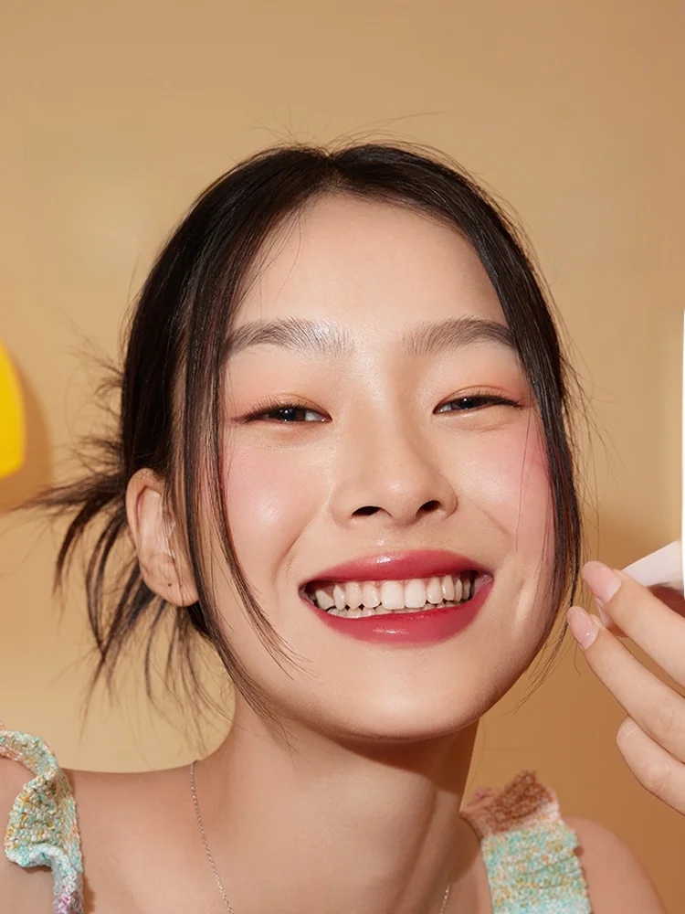INTO YOU心慕与你干杯唇釉：镜面质感与黄皮适用性的实测解析