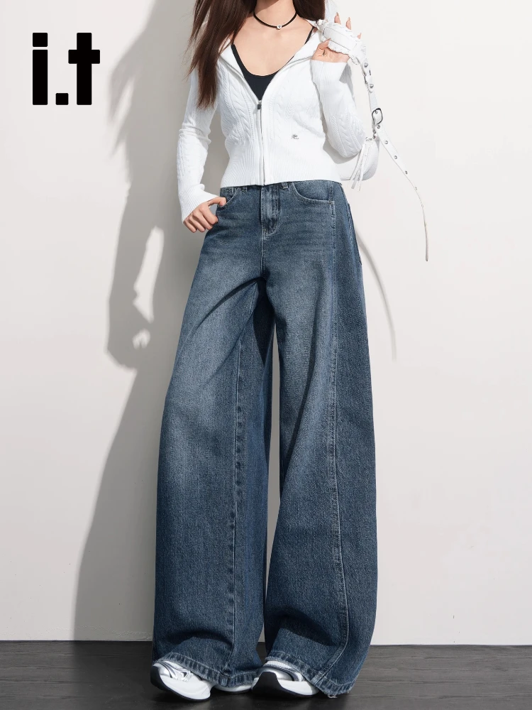 黒 デニム ワイド パンツの実用性：深い青のワイドレッグデニムが冬の日常に与える影響
