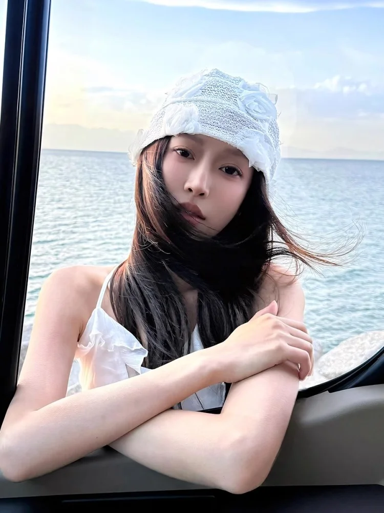 立体的なバラデザインの包頭帽子：夏用通気性ニットで旅行シーンに最適な選択
