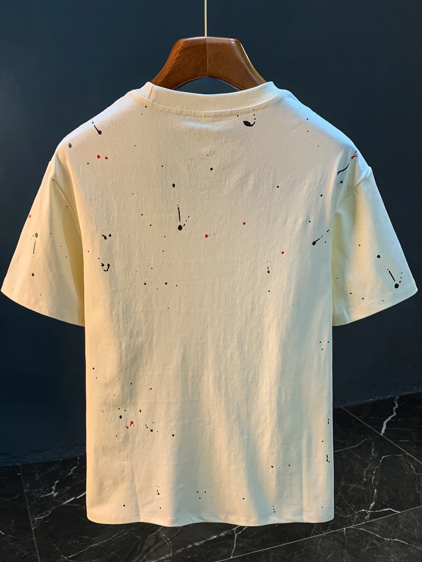 インクブロットデザインの半袖Tシャツ：油染み・黒ずみ対策と耐久性の実証