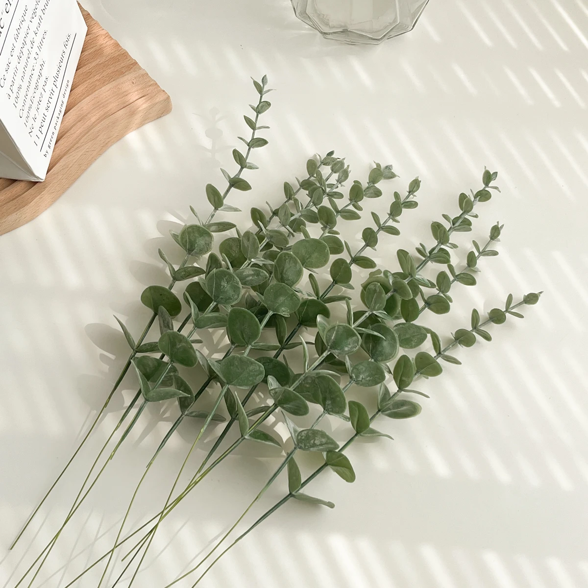 揃えるミニマリスト部屋づくりアイテム：リアルなグリーン植飾フラワーオーナメントの役割と特性
