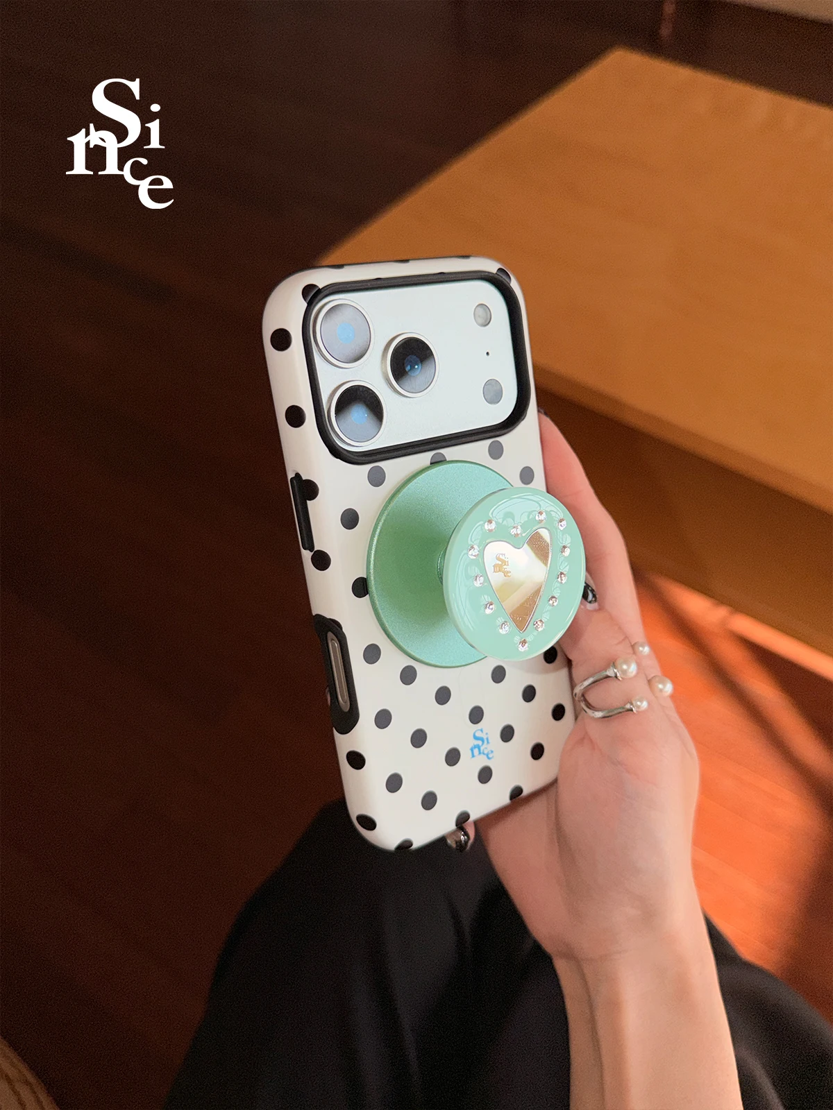 愛心デザインのミラー型磁気吸着スマートフォンケースの実用性と使用シーン