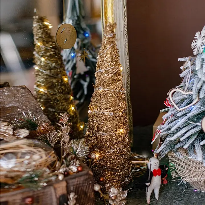 ゴールドのツイストフェザータワークリスマスツリー【ホテルディスプレイ用・アートデザイン・インテリア装飾】