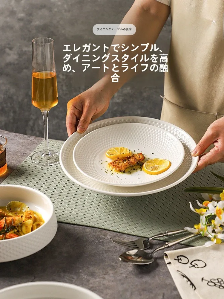 エグゼクティブダイニングで気分を整えるには？ホワイトディナープレートがもたらす、静けさと美しさのバランス