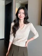 Vネックの短丈ニットセーター【美しいメリノウール・秋冬用・フィット感】