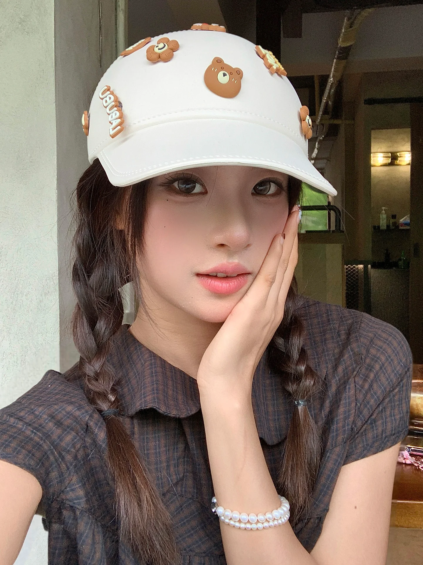 カラフル帽子をどう選ぶ？女性が「顔  でかい」に見えるキャップの選び方と、今こそ注目すべきおすすめスタイルとは