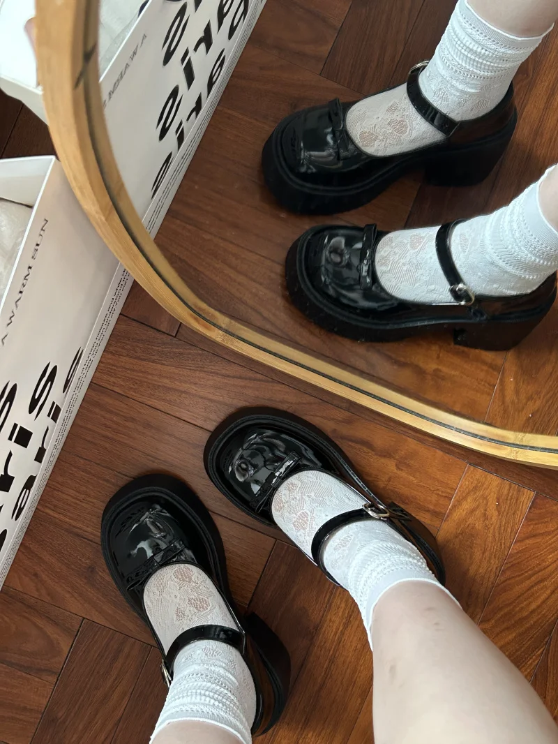 黒の厚底ハイヒールパンプス：レトロなデザインで夏のセットアップに最適な選択