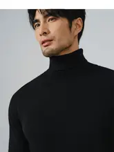 極上の柔らかさの黒色ハイネックニットセーター【メンズ・フィット・秋用】