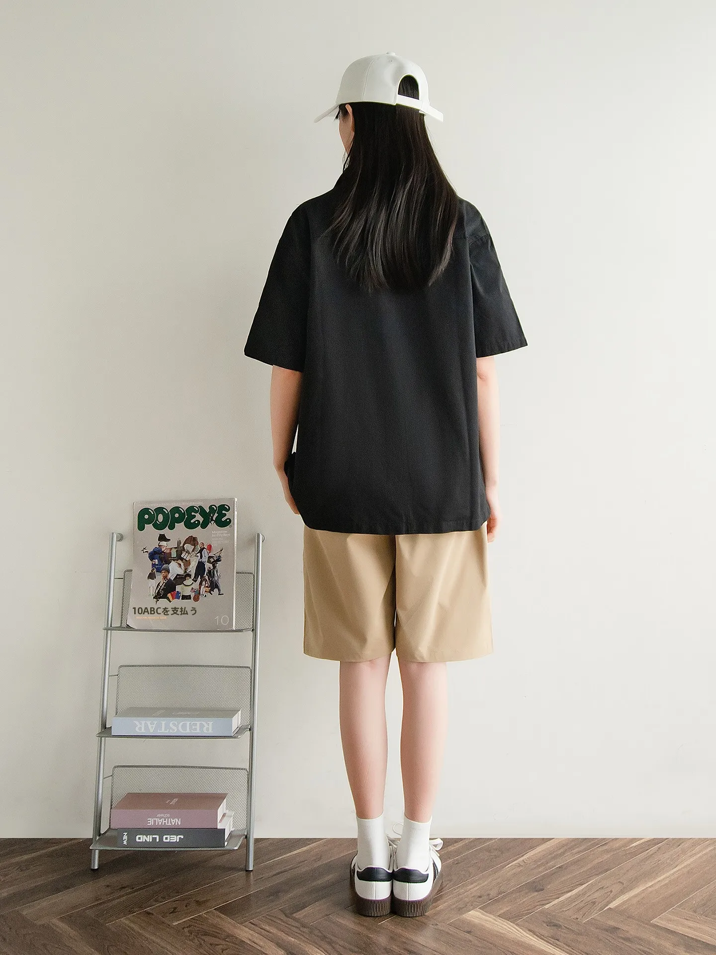 夏用半袖シャツ：通勤に最適な無地カジュアルアイテムの実用性と着こなし