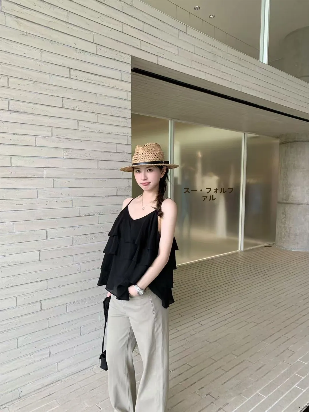 麻素材の華やかな肩出しフリルキャミソール：通気性と親肤性が評価される夏の着こなし