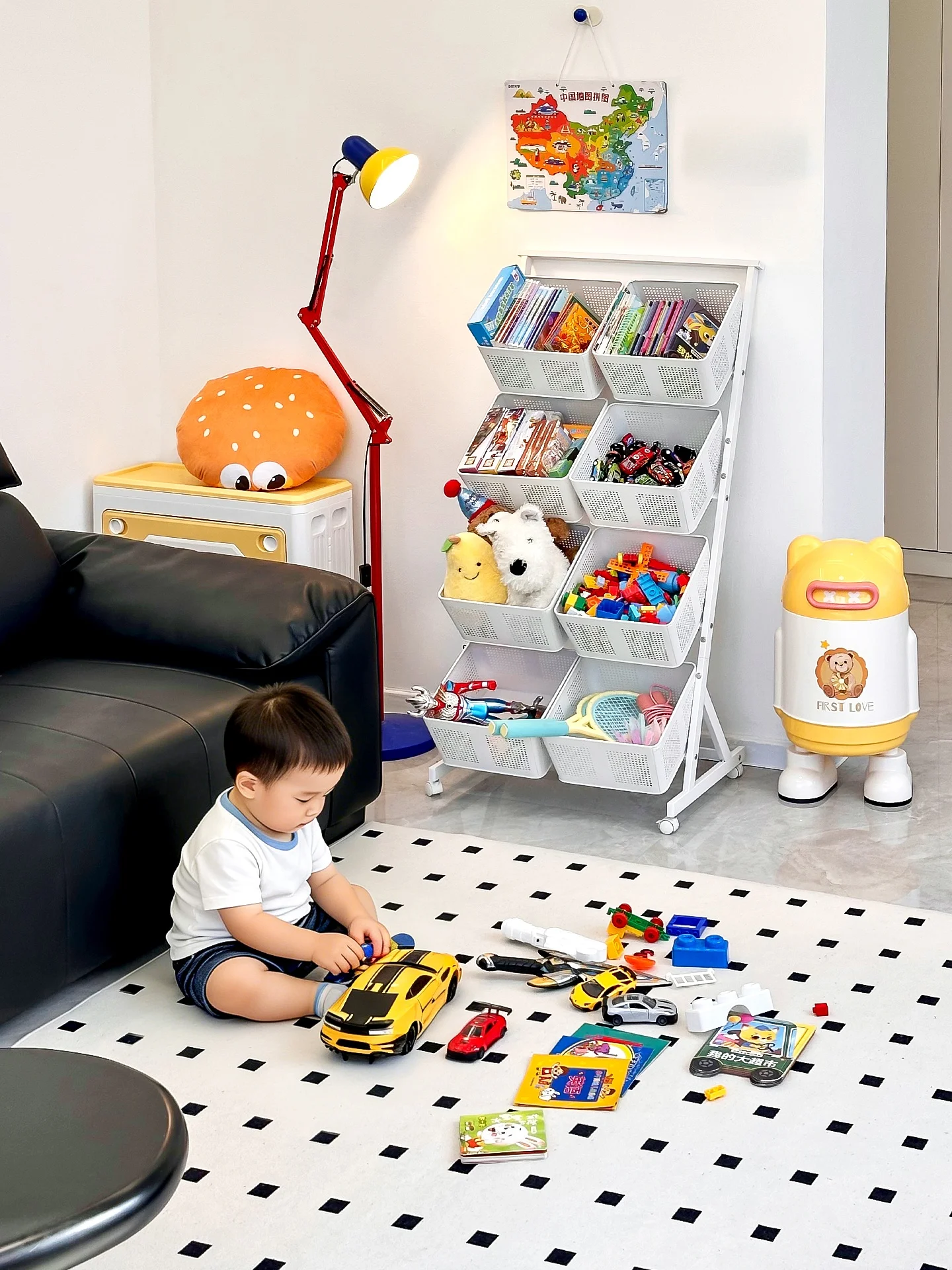 1歳児の保育園で使えるおもちゃはどこで買える？収納の悩みを解決する「移動可能収納ラック」の本当の価値とは