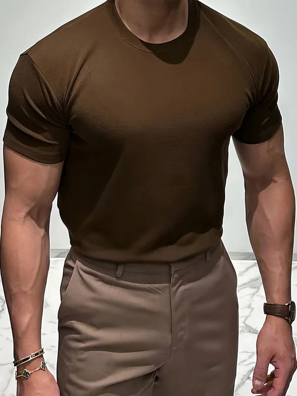 メンズTシャツが似合う体型を選ぶには？カットオフや無地の選び方まで徹底解説