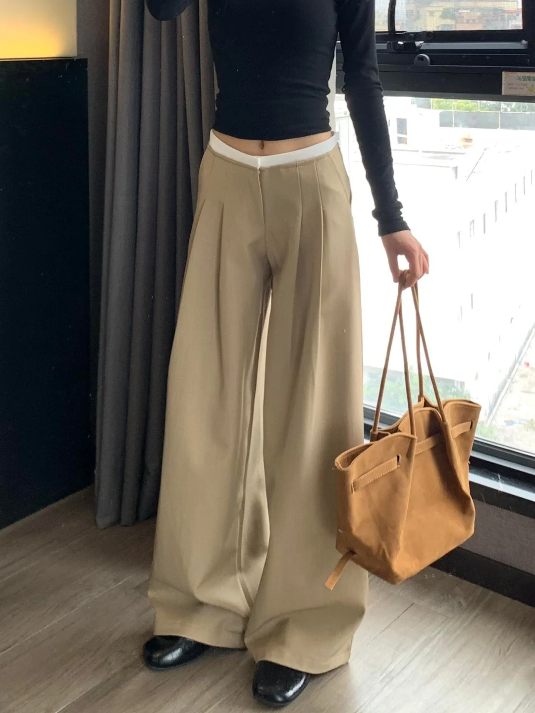 カジュアルなカーキ色のワイドレッグパンツ：長身向けの柔らかさとフィット感を実現
