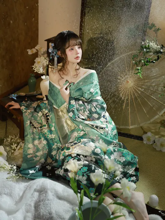 緑の蝶柄の改良振袖和服【和風暗紋デザイン・旅行撮影用】
