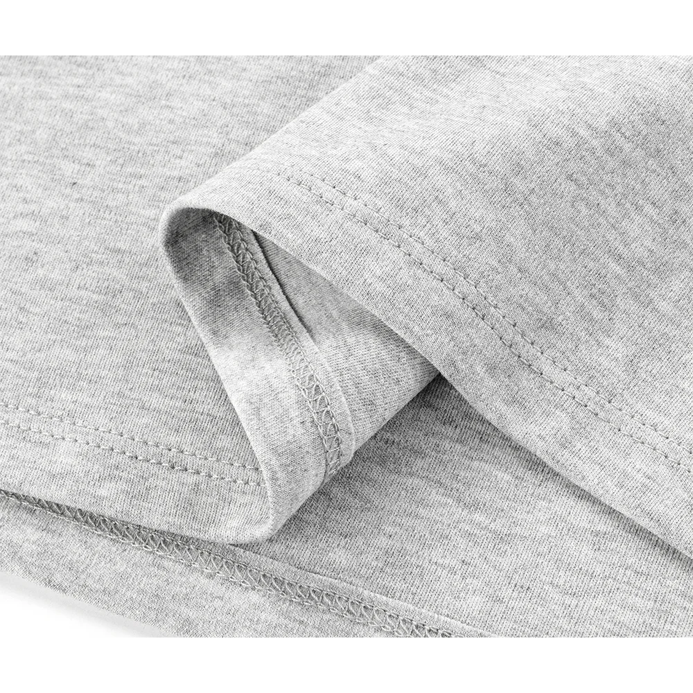 浅灰色刺繍短袖Tシャツ：夏季日常穿搭的亲肤与设计平衡