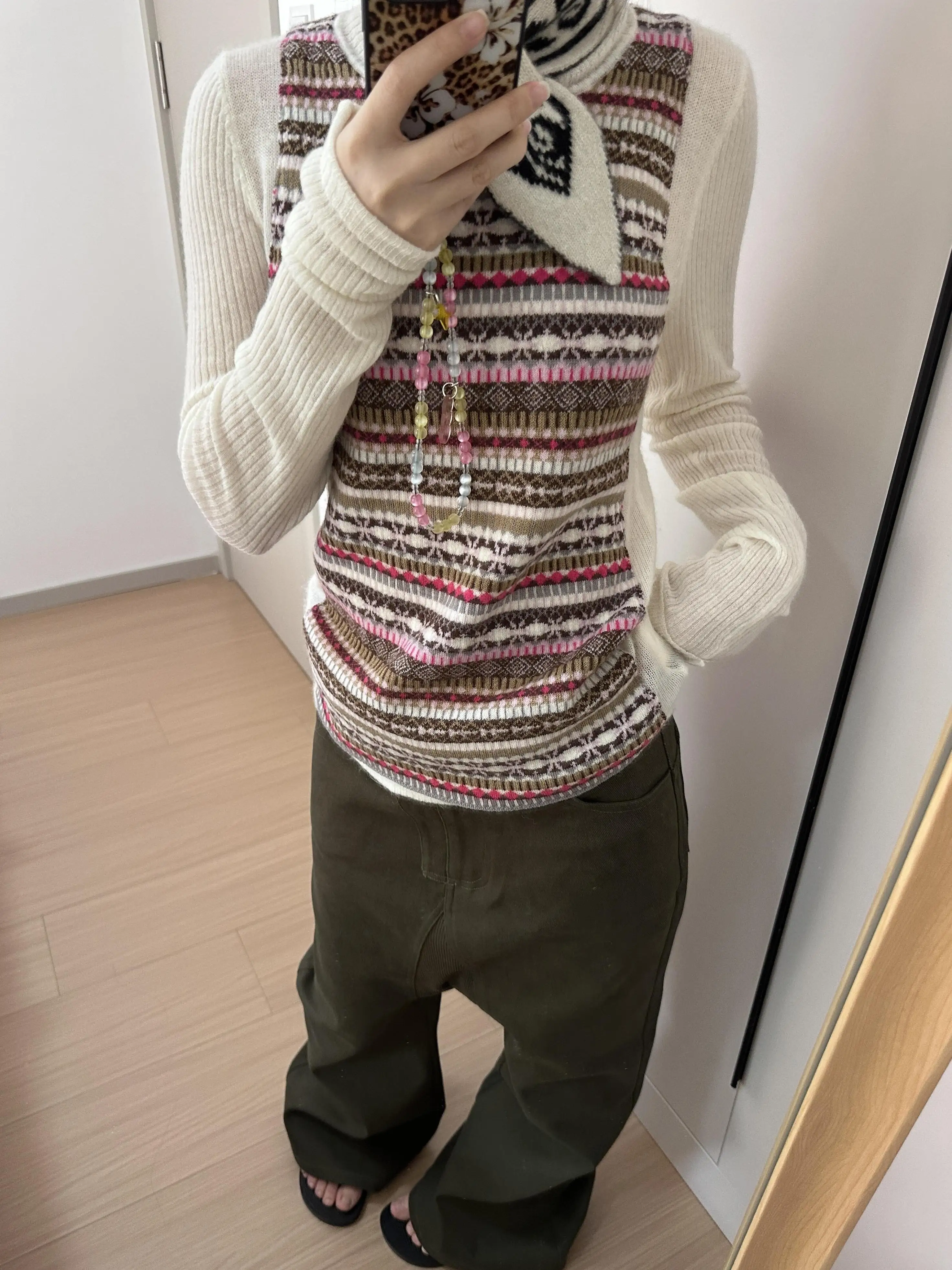 4月に買うべきニットは、秋の雰囲気を残すハイネックがベスト？