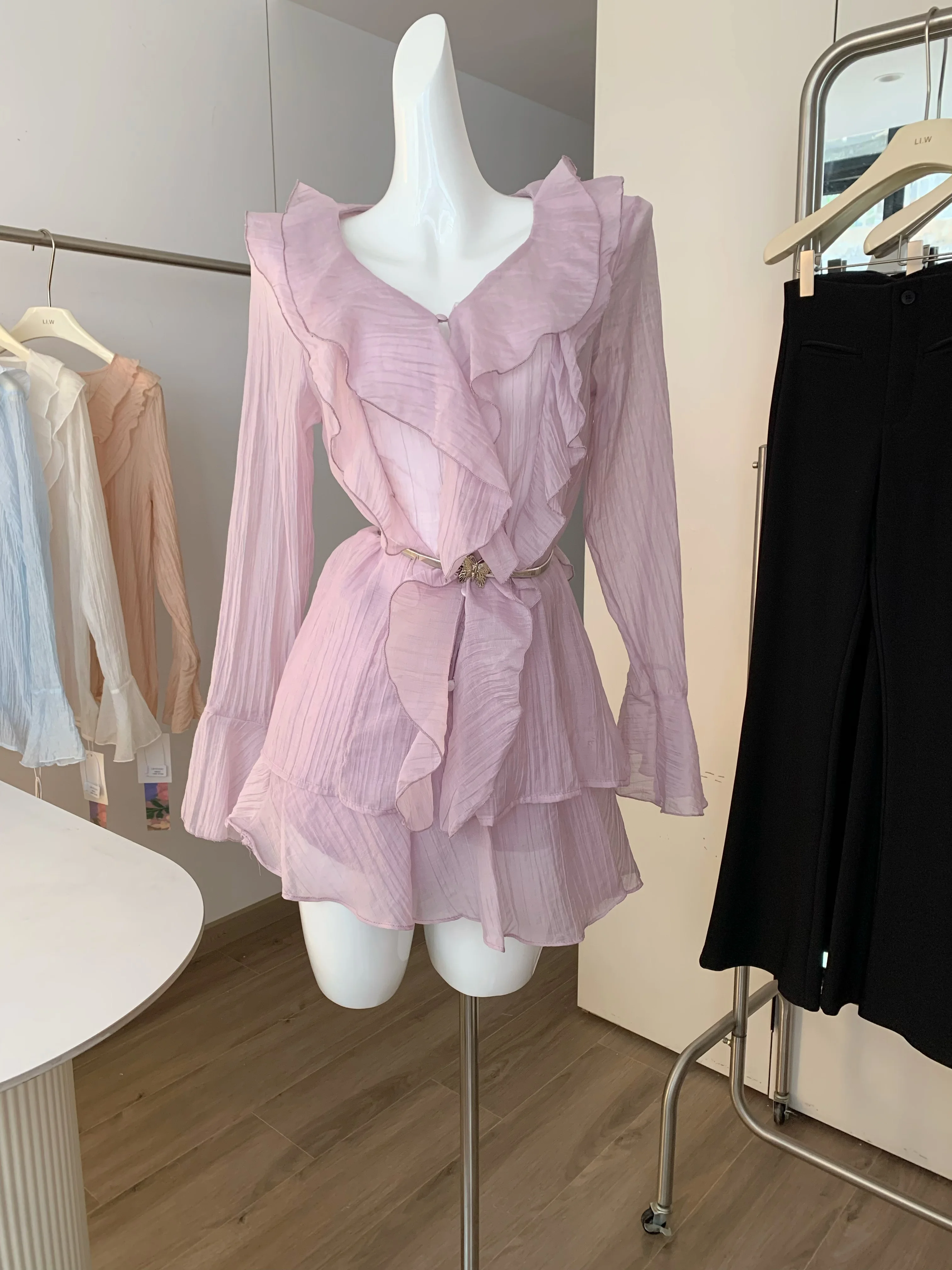   ペアルック カップル 夏の定番アイテム：涼しげなラッフル袖シャツとフレアスカートセット