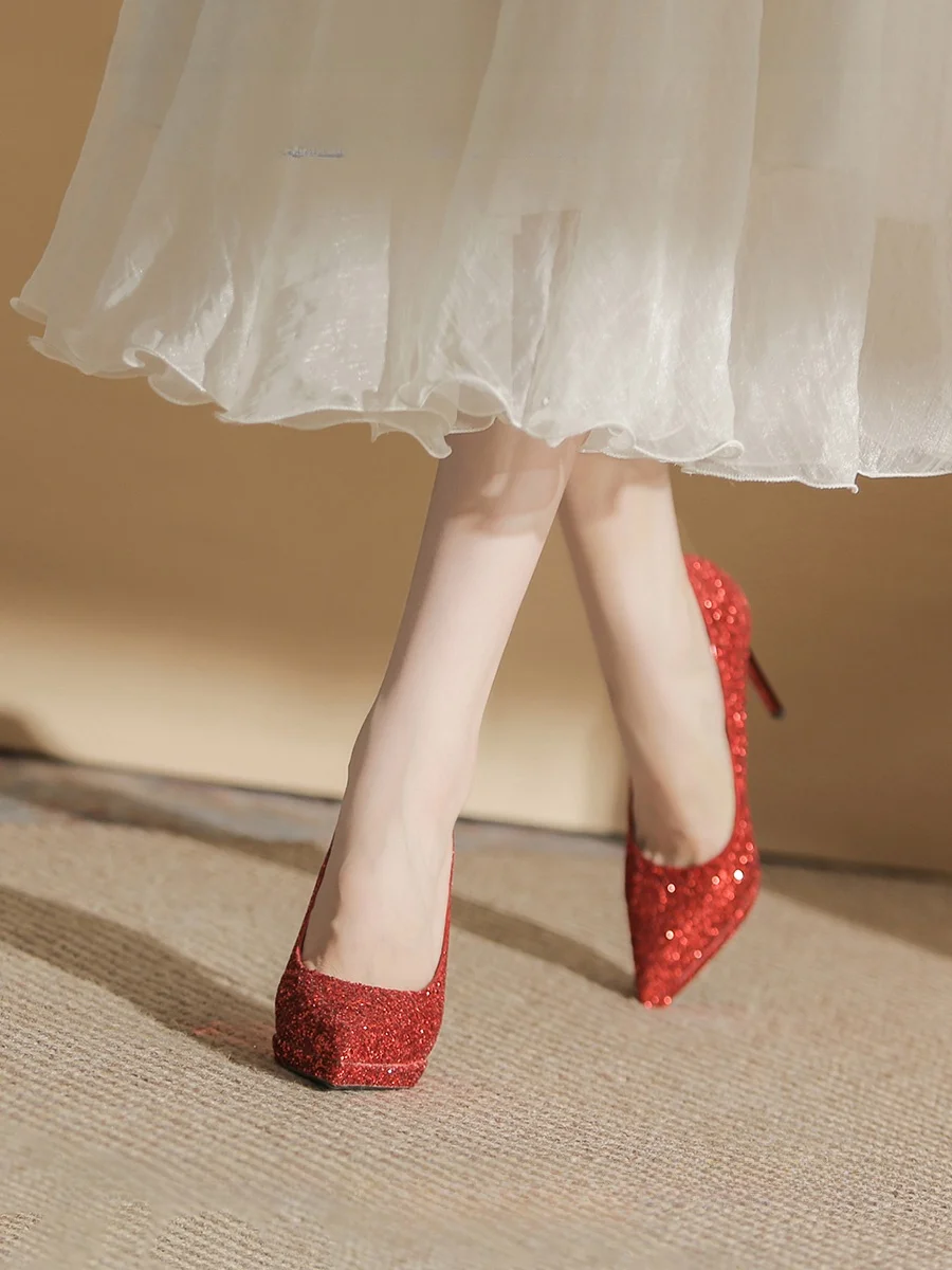 グリッターパンプス 結婚式 おすすめモデル：レッドウエディングシューズの実用性とシーン別評価