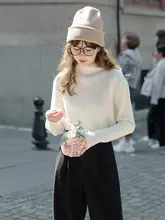 秋の通勤スタイルにぴったり！ハイネックリブニットセーター【クリームアーモンド・柔らかなデザイン】