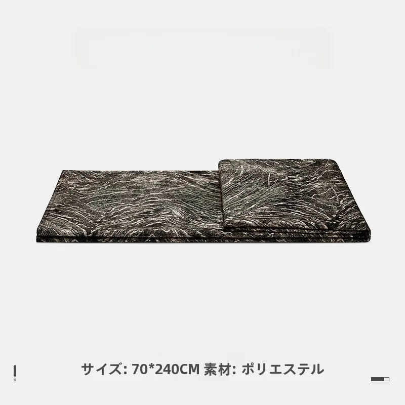 フリースブランケット：モダンなブラックホワイトデザインでリビングルームを温かくする