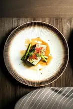美しい陶器のプレート【牛ステーキ・パスタ用・和風デザイン・浅型】

