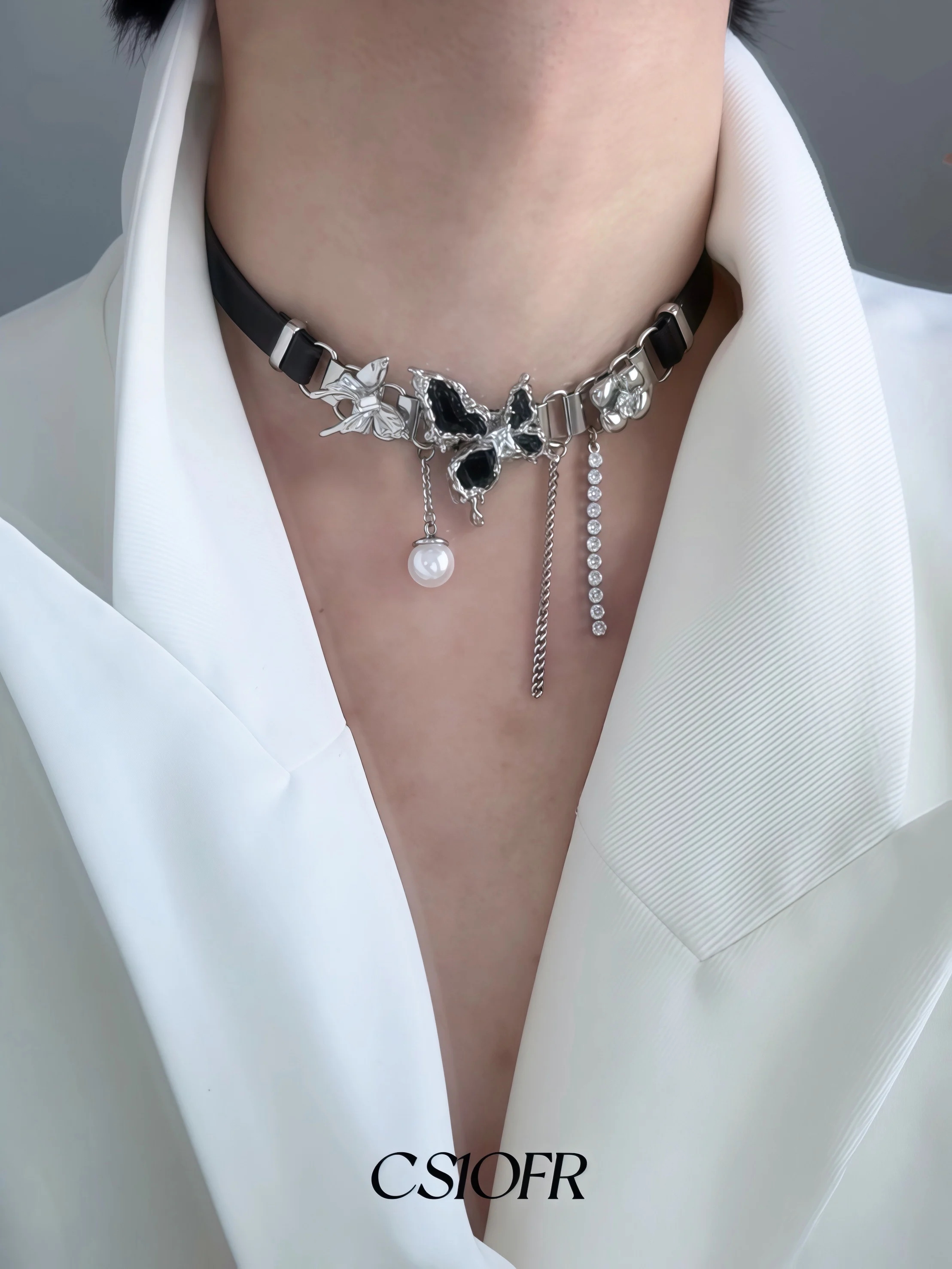 黒のバタフライネックレス：Y2Kスタイルのレザーチョーカーが定義するファッションの再定義