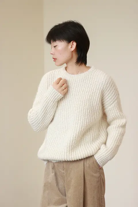 極上の柔らかさ！米白色のウールアランニットセーター【ゆったりデザイン・女性用・秋冬向け】（セットアップ対応）