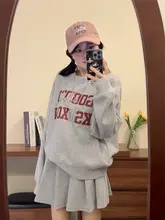 秋冬向けレトロロゴプリントのゆったりトレーナーとハイウエストプリーツスカート（セットアップ対応）