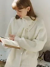 冬の女性用ニットセーター【純羊毛・ホワイト・ゆったりデザイン・取り外し可能なスカーフ】（セットアップ対応）