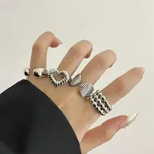 デザイン性が高いシルバーのワイドリング【ハートモチーフ・女性用・個性的なアクセサリー】