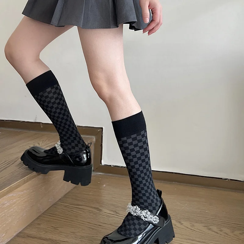 黒 ルーズソックス はどんな感じ？チェック柄のハイソックスが解決する美腿悩みとは