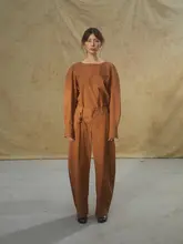 紅土オレンジのゆったりしたラウンドネックトップス【秋季用・肩パッドなし・女性用】