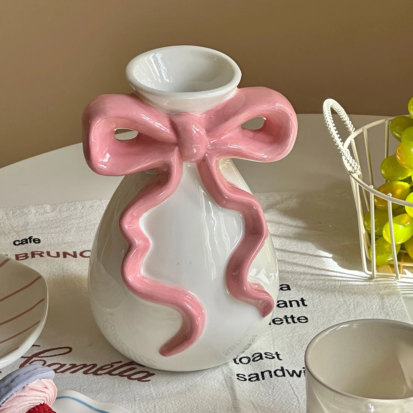 リボンデザインの陶製花瓶【インテリア装飾用・高級感あり】