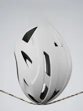 LINING アエロダイナミックデザインの自転車用ヘルメット【男女兼用・通気性・バイザー付き】