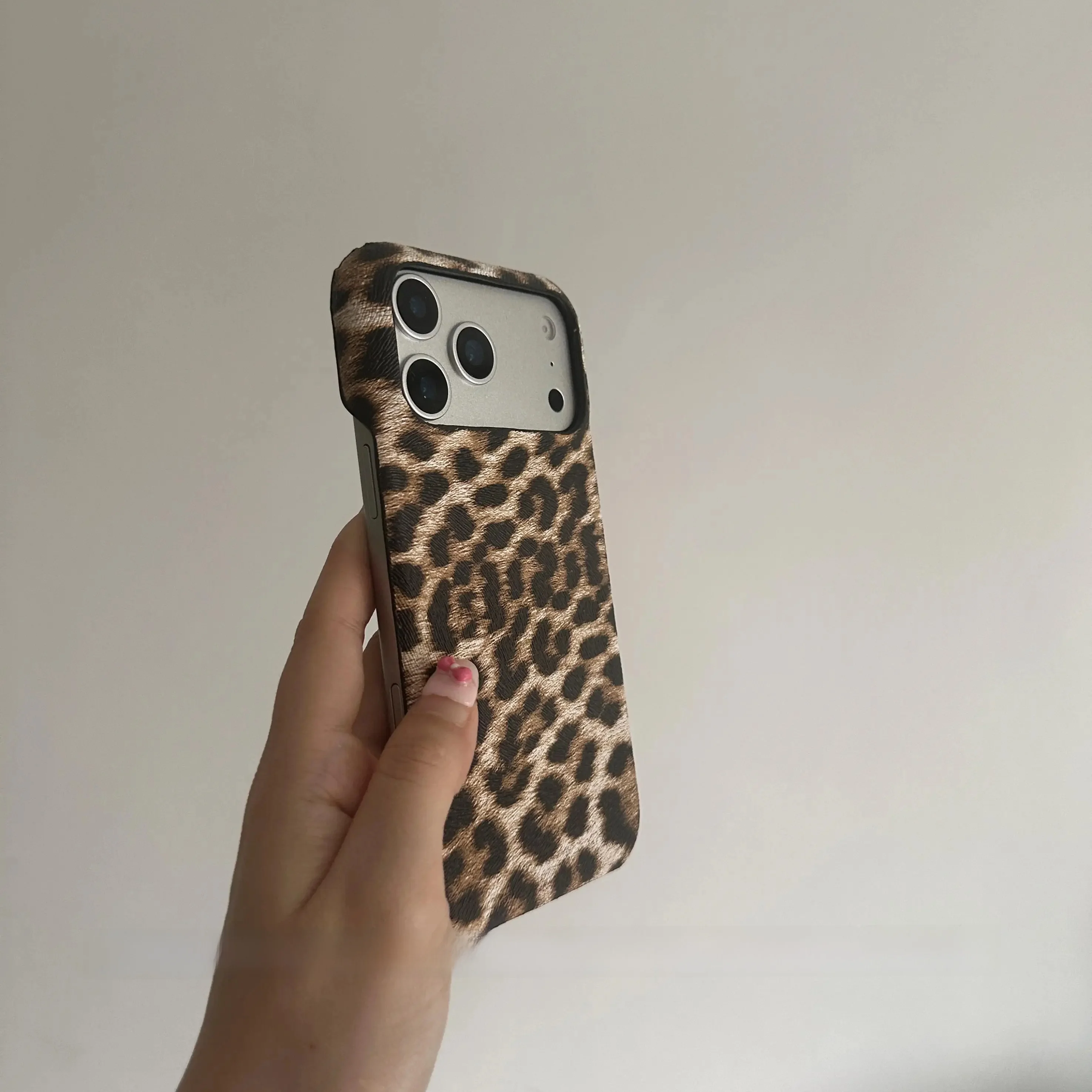 革スマホカバーは傷みやすく、耐久性に課題があるのか？