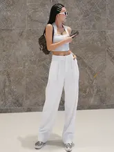 ハイウエストでドレープ感のある秋の白いゆったりとした着痩せ効果のある服