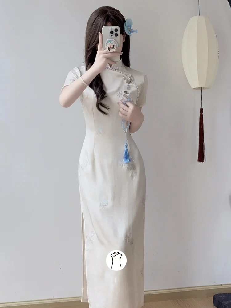 シャーリング 服：白色の醋酸刺繍チャイナドレスのデザインと実用性